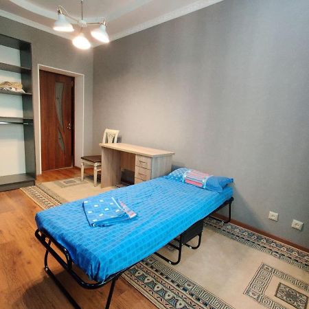 Комната В 4Х Комнатной Квартире Almatý Exterior foto