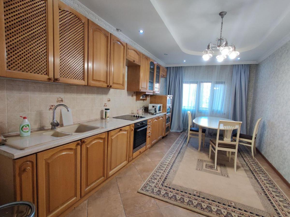 Комната В 4Х Комнатной Квартире Almatý Exterior foto